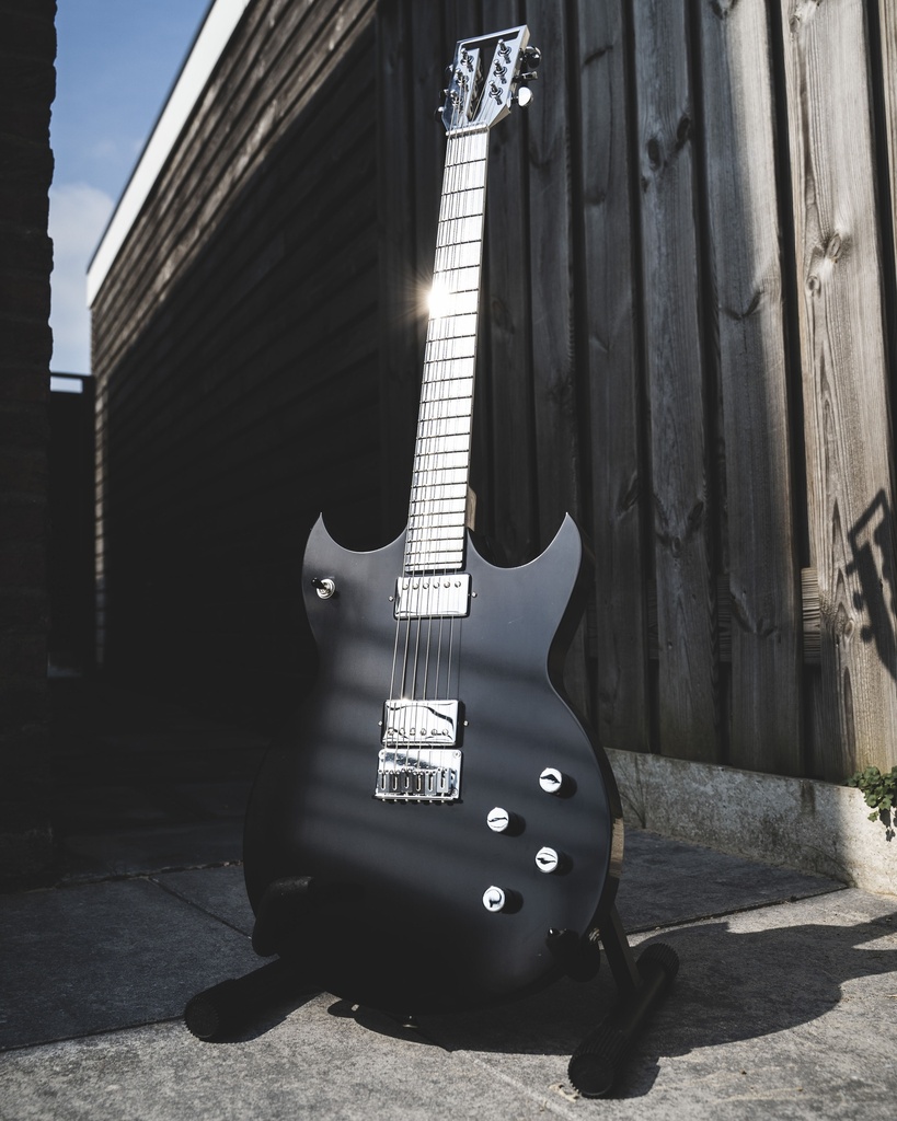 AluTone Resona – Anodized Black / Polished Aluminum